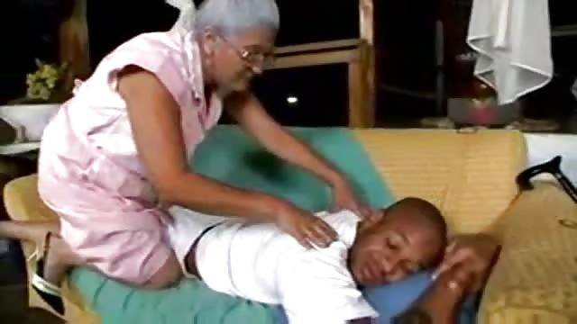 Nonna brasiliana scopata da un giovane