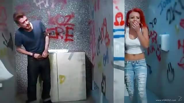 Bellissima donna con i capelli rossi succhia e scopa uno sconosciuto in bagno