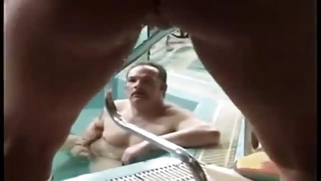 In piscina con il vecchio