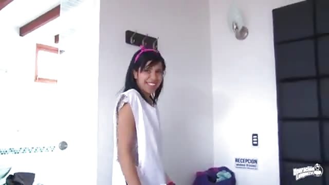 Lui si eccita mentre lei pulisce