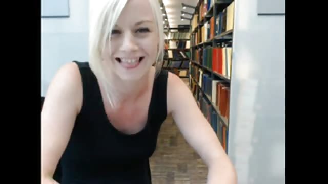 Bella biondina si masturba in biblioteca