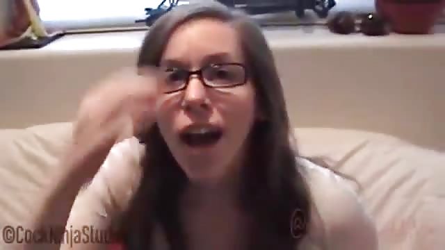 Una bella teen nerd si fa scopare in POV