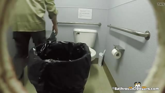 Ditalino e scopata in bagno